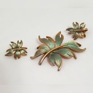 Vintage 1950's Green And Gold Tone Leaf Brooch & Clip On Earrings